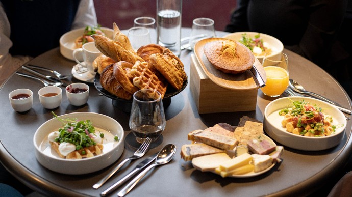 منظر لطاولة فطور متأخر في مطعم Madame Brasserie
